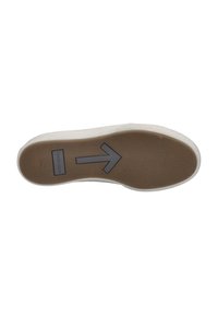 Zapatilla blanca con suela de goma texturizada de color beige claro, que presenta un diseño de flecha gris y la etiqueta "JOSEF SEIBEL" incrustada en la parte inferior.