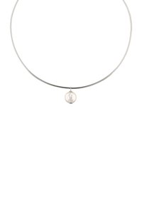 Sølvtonet chokersmykke med en glat, rund hvid perle vedhæng, med et slankt, fleksibelt metaltrådsdesign og minimalistisk æstetik.