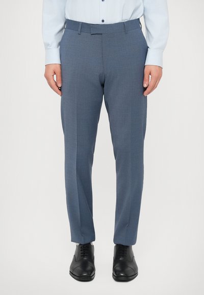 Ušité modré kalhoty z texturované tkaniny, s plochým předním dílem, bočními kapsami a slim fit střihem, v kombinaci s černými botami.