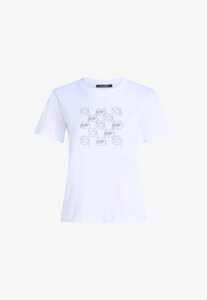 Witte T-shirt met korte mouwen, met een voorontwerp van omkaderde katten- en gezichtsvormen die zonnebrillen dragen, gerangschikt in een rasterpatroon.