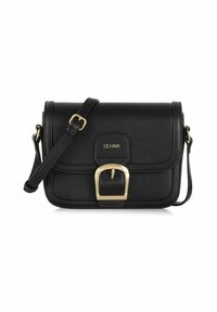 Czarna skórzana torebka o usztywnionej konstrukcji, z zapięciem na złotą klamrę, regulowanym paskiem oraz wytłoczonym logo z przodu.