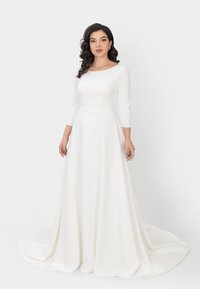 Weißes A-Linien-Kleid mit dreiviertel Ärmeln, glattem Stoff, tailliertem Oberteil und einem fließenden Rock. Verfügt über einen dezenten Taillengürtel und einen Schleppe.