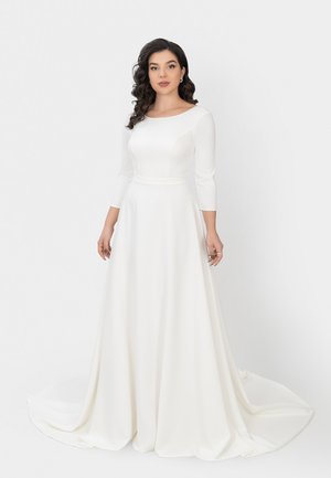 Weißes A-Linien-Kleid mit dreiviertel Ärmeln, glattem Stoff, tailliertem Oberteil und einem fließenden Rock. Verfügt über einen dezenten Taillengürtel und einen Schleppe.