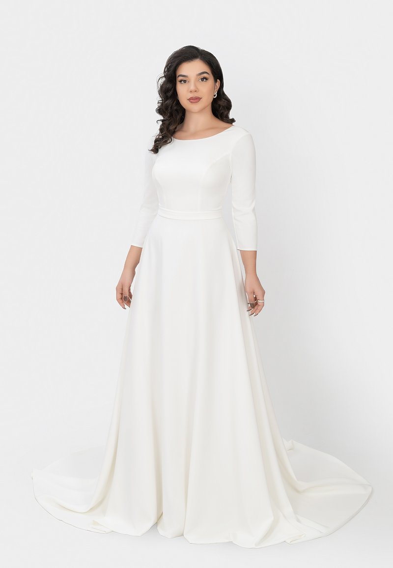 Weißes A-Linien-Kleid mit dreiviertel Ärmeln, glattem Stoff, tailliertem Oberteil und einem fließenden Rock. Verfügt über einen dezenten Taillengürtel und einen Schleppe.