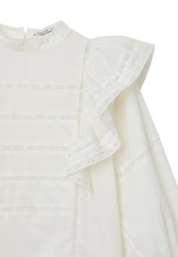 Blusa bianca con strisce orizzontali rifinite in pizzo, colletto aderente e maniche ampie arruffate bordate in pizzo.