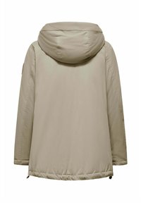 Giacca beige con cappuccio, realizzata in un tessuto morbido e liscio. Presenta un orlo arricciato e un design minimalista. Nessun gancio o motivo visibile.