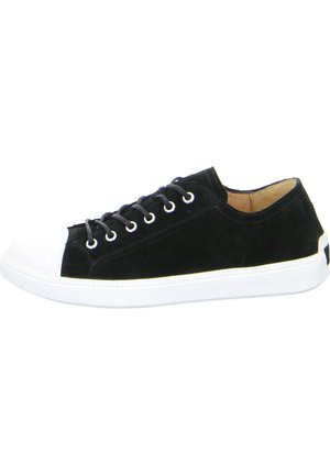 Schwarze Wildleder-Sneaker mit weißer Gummikappe und -sohle. Sechs Ösen für Schnürsenkel, minimalistisches Design und dezente Markierung an der Ferse.