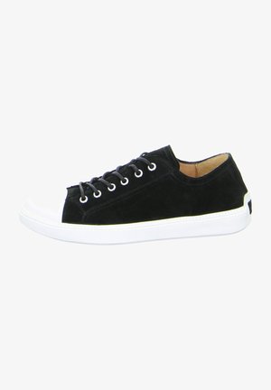 Zapatilla de ante negra con puntera y suela de goma blanca. Seis ojetes para los cordones, diseño minimalista y marca sutil en el talón.