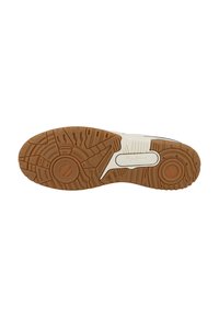 Sole di sneaker bianca con una suola in gomma marrone a motivo. Presenta scanalature testurizzate e un accento circolare vicino al centro. Marchio visibile.