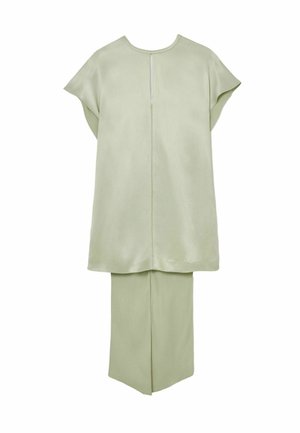 Lichtgroen satijnen topje met korte mouwen en rechte snit, gecombineerd met bijpassende lange, rechte broek.