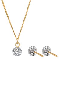 Guld kæde med en rund sølv vedhæng dækket af klare krystaller, ledsaget af matchende studs øreringe med lignende krystaldsign.