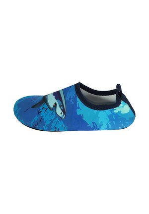 Kinderblauer Wasserschuh mit schwarzem Rand und Zuglasche, mit Delfingrafik und Ozeanwellen-Design auf dem Textilobermaterial.