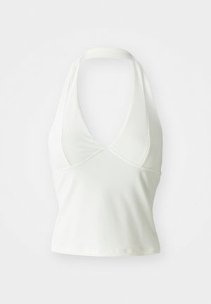 Valkoinen halterneck-toppi, jossa on syvä V-pääntie, valmistettu sileästä ja joustavasta kankaasta. Siinä on kiinteä malli ja lyhyt siluetti.