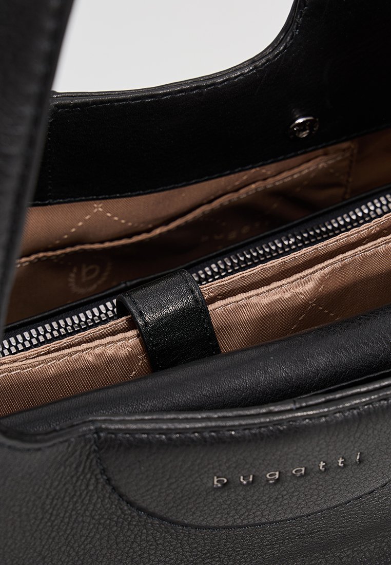 Schwarze Lederhandtasche mit beigem Stofffutter, ausgestattet mit einer Reißverschlusstasche und einem tonalen Logo, das am äußeren Rand eingeprägt ist.