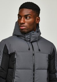 Kings Will Dream BRIDGER PUFFER JACKET - Zimná bunda - irongate/jet black