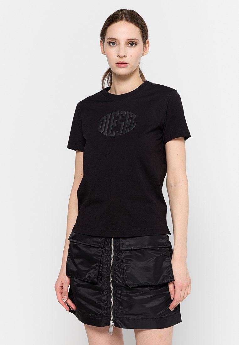 T-shirt in cotone nero con logo nero in rilievo, abbinato a una gonna in nylon nera con zip, dotata di due tasche e una texture liscia.