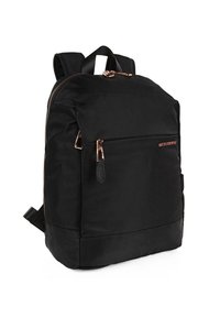 Mochila negra hecha de un tejido duradero. Cuenta con un bolsillo frontal con cremallera, detalles en dorado rosado y correas de hombro acolchadas para mayor comodidad.
