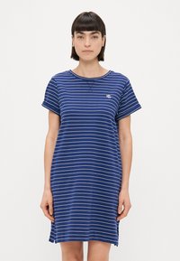 Abito a T-shirt a righe blu navy con maniche corte arrotolate, scollatura rotonda e fessure laterali. Presenta righe orizzontali bianche.