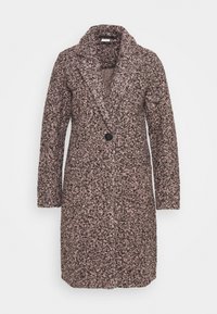 Long manteau pour femmes en tissu tricoté texturé dans des tons marron et rose, avec un large col et une fermeture à un seul bouton noir.