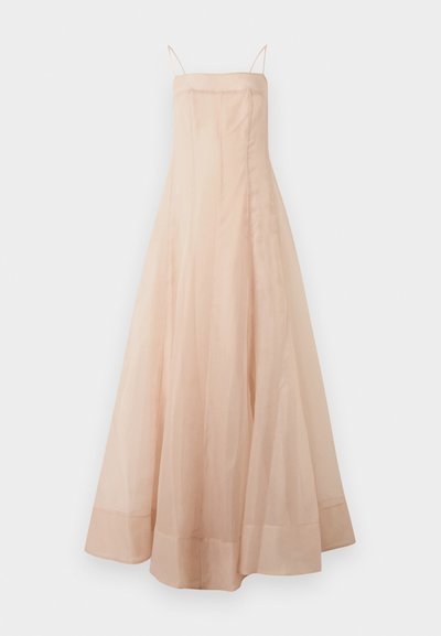 Bodenlanges Abendkleid aus satin in zartem Rosa mit dünnen Spaghettiträgern und einem taillierten Oberteil, das zu einem weiten, fließenden Rock ausläuft.