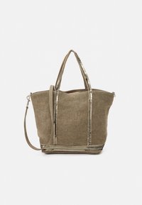 Πράσινη τσάντα tote από υφή υφάσματος, με μεταλλικές λεπτομέρειες, διπλές χειρολαβές στην κορυφή και ρυθμιζόμενο ιμάντα ώμου για ευελιξία.