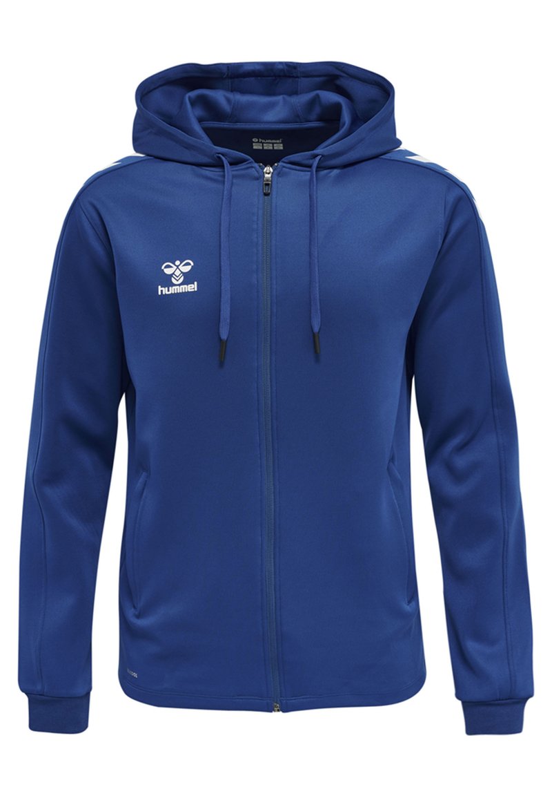 Felpa blu con zip realizzata in tessuto morbido, dotata di cappuccio con coulisse, due tasche laterali e un logo bianco sul petto.