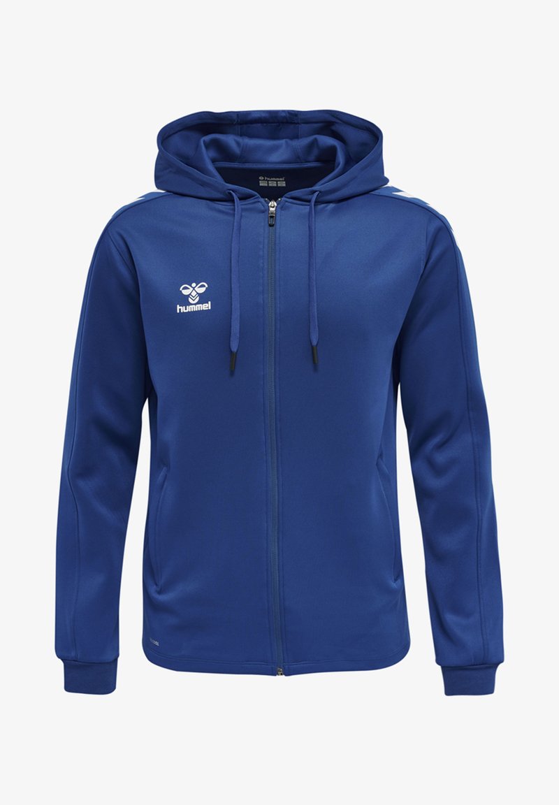 Felpa blu con zip realizzata in tessuto morbido, dotata di cappuccio con coulisse, due tasche laterali e un logo bianco sul petto.