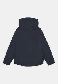 Chaqueta con capucha de color azul marino oscuro, mangas largas, dobladillo recto y puños elásticos. Fabricada con tela ligera, diseñada para uso casual.