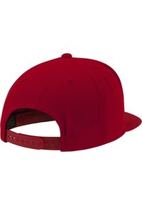 Rode snapback pet met een platte rand, textuur van stof, verstelbare plastic riem aan de achterkant en een ronde ventilatieopening bovenop.