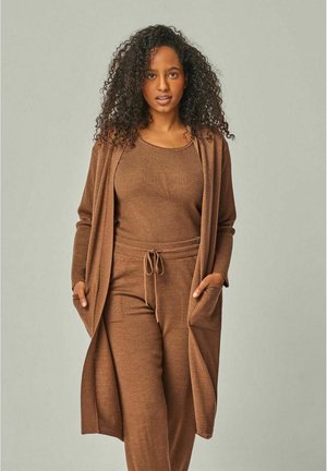 BLOSSOM - MERINO WOOL KNITTED CARDIGAN WITH POCKET - Strickjacke - cognac