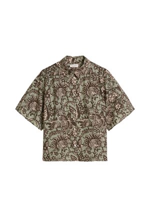 Koszula z krótkim rękawem zapinana na guziki, z brązowym kwiatowym wzorem na stonowanym zielonym tle, z klasycznym kołnierzem i luźnym krojem.