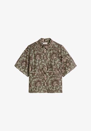 Koszula z krótkim rękawem zapinana na guziki, z brązowym kwiatowym wzorem na stonowanym zielonym tle, z klasycznym kołnierzem i luźnym krojem.