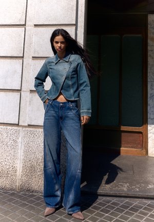 Bershka, ASYMMETRIC BUTTONED COMFORT-FIT DENIM JACKET - Veste en jean - dark blue