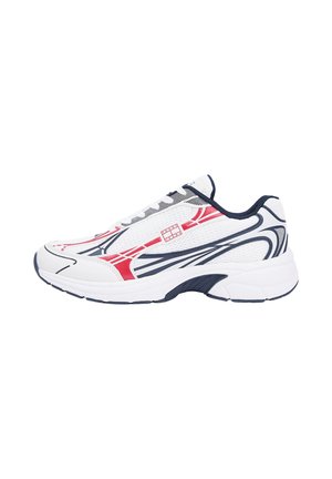 Zapatilla deportiva blanca con rayas abstractas en rojo y azul marino, parte superior de malla, suela acolchada y forro interior azul marino, mostrada de perfil.