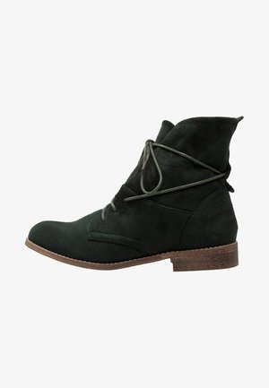 Bottine en daim vert foncé avec un petit talon en bois et des lacets enveloppants, vue de côté extérieur sur fond blanc.