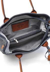 Blauwe leren handtas met bruine leren accenten, voorzien van een gestreepte stofinterieur, een ritszak en een bruine logo patch.