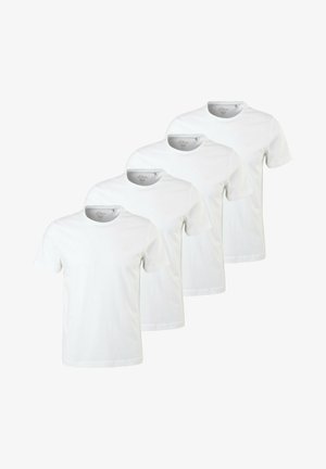 Quattro magliette bianche semplici a maniche corte e girocollo, disposte in una disposizione sfalsata e sovrapposta su sfondo bianco.