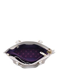 Weiße Handtasche mit strukturierter Außenseite, goldenen Beschlägen und einem lila gemusterten Innenfutter mit Reißverschluss- und Einsteckfächern.