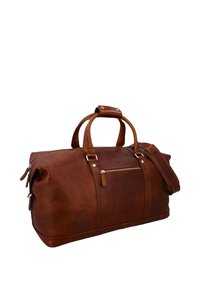 Hnedá kožená taška duffel s dvojitými rukoväťami, predným vreckom na zips a odnímateľným ramenným popruhom, navrhnutá na cestovanie a víkendové použitie.