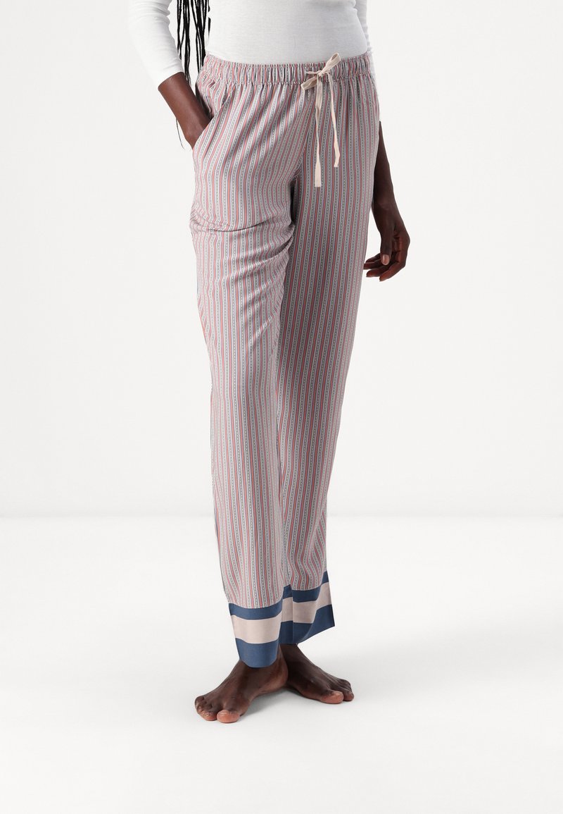 Gestreepte pyjamabroek met verticale lijnen in rood, blauw en wit, elastische tailleband, touwtjestrekker en contrasterende blauwe zoom.