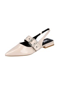 Zapato slingback de punta afilada en charol beige brillante. Presenta una hebilla decorativa con acentos de tachuelas y un tacón bajo en bloque.