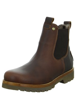 Botín Chelsea de cuero marrón con paneles laterales elásticos, suela de goma resistente y textura suave. Presenta una lengüeta para facilitar su puesta.