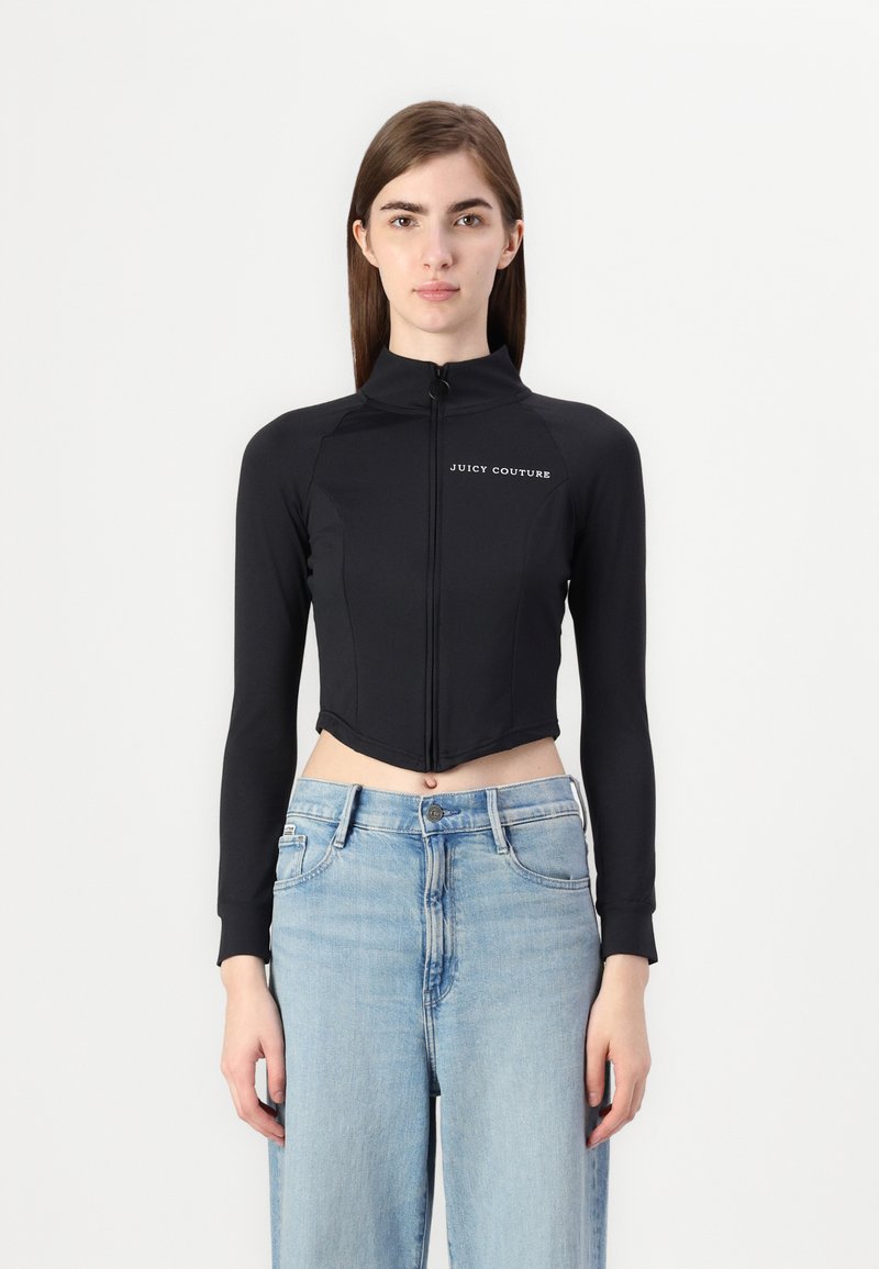 Čierna skrátená mikina so zipsom vyrobená z elastického materiálu s dlhými rukávmi; má vysoký golier a biele logo "JUICY COUTURE".