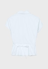 Bílá krátký rukáv košile s límečkem a páskem na zavázání v pase, položena na rovné ploše, zobrazena zezadu na jednoduchém pozadí.