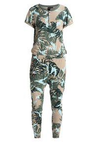 Beige ja vihreä kamppanakkoristi loungewear-setti, johon kuuluu lyhythihainen paita, jossa on napit, ja vastaavat kapenevat housut, joissa on joustava vyötärö.