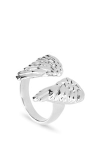 Anillo de plata diseñado con motivos de alas, con plumas texturizadas, una banda lisa y un diseño abierto para un ajuste ajustable.