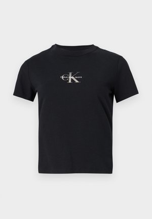 Czarny t-shirt z krótkim rękawem i okrągłym dekoltem, z nadrukiem logo "Calvin Klein Jeans" i dużymi białymi inicjałami "CK" na piersi.