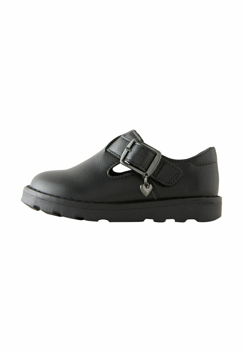Schwarzer Lederschuh mit runder Zehenpartie, Knöchelriemen, dekorativer Schnalle und Herzanhänger, mit einer strukturierten Oberfläche und Gummisohle.