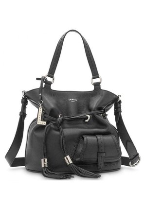 Sac à main en cuir noir avec fermeture à cordon, bandoulière amovible, poche avant et accents métalliques. Fini texturé avec un détail en glands.