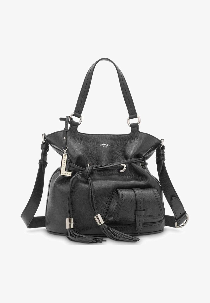 Sac à main en cuir noir avec fermeture à cordon, bandoulière amovible, poche avant et accents métalliques. Fini texturé avec un détail en glands.